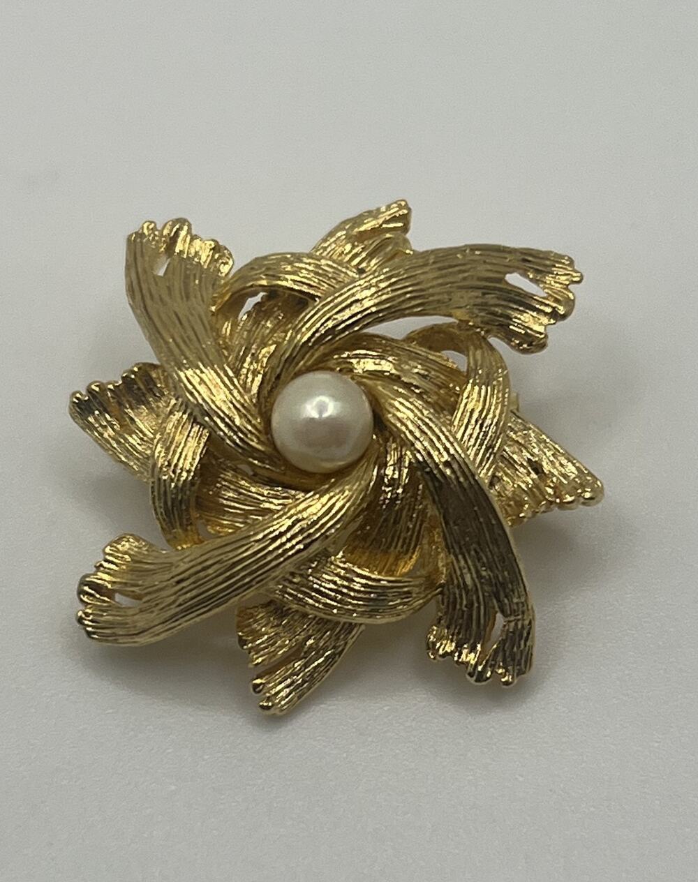 Vintage MCM Textured & Brushed Gold Tone Faux Pearl Flower? Costume Brooch